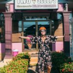 En is-glad Victoria med scooter-hjelm og forstuvet fod