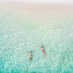 Victoria og Alberte i det skønne vand