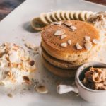 Pandekager med banan, peanutbutter og is