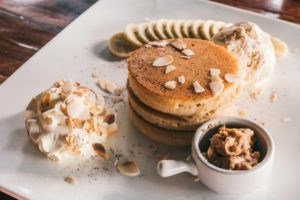 Pandekager med banan, peanutbutter og is