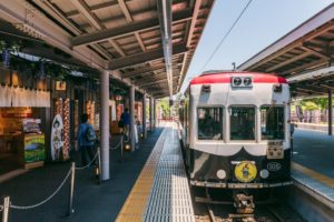Den gammeldags sporvogn fra Shijo-Omiya til Arashiyama