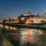 Kamo-floden i Kyoto om aftenen