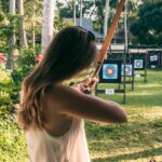 Victoria øver sig på bueskydning hos Flying Arrow