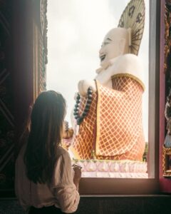 Den tykke, grinende kinesiske Buddha ved Wat Plai Laem Buddhist Temple