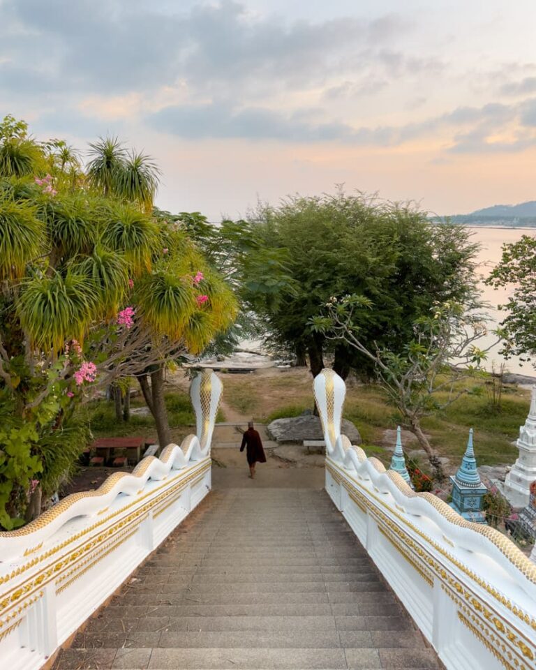 Trapper, der fører ned til vandet ved Wat Sila Ngu på Koh Samui