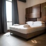 Suit med kingsize seng hos Gasometer Urban Suites - bedste hoteller og overnatning i Rom