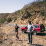 Victoria og Akmel på vej ud til hans kaffefarm