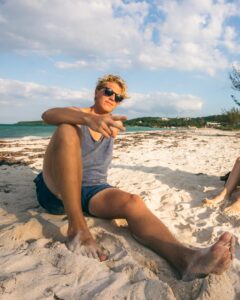 Alex på stranden i Jamaica