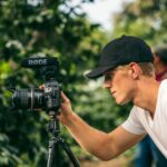 Alexander filmer kaffe på en af Jan-Carlos farme i El Salvador