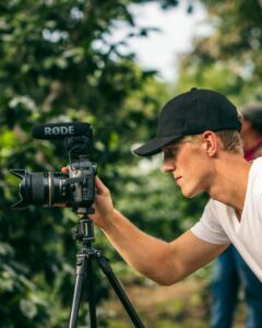 Alexander filmer kaffe på en af Jan-Carlos farme i El Salvador