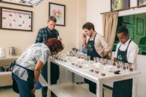 Casper og Lukas fra Coffee Collective cupper kaffe hos METAD i Etiopien