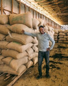 Akmel med sine kaffesække, der er klar til at blive eksporteret
