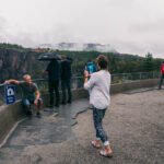 Det sikre synspunkt på vej til bunden af vandfaldet fra Fossatromma