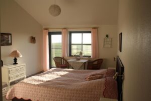 Et hyggeligt værelse med udsigt hos Bakkelund