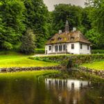 Lystslot i Liselund Slotspark nær Møns Klint