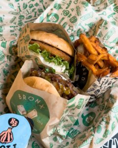 Veganske Bastard Burgers med søde kartoffel-pomfritter