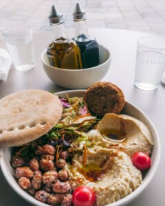 En blandet tallerken til frokost på Hummusson
