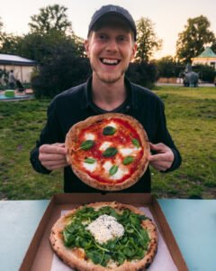 Alex med pizza fra Far i Hatten