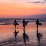 Surfere på Bali i solnedgangen