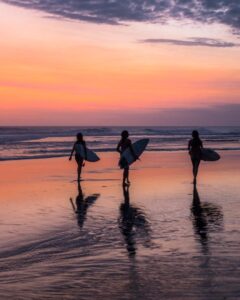 Surfere på Bali i solnedgangen