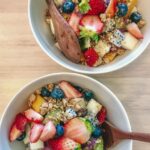 Frugtskåle med farverige frugter og bær