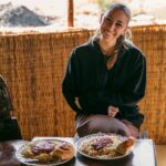 En gigantisk portion spaghetti med tomatsovs og lidt brød