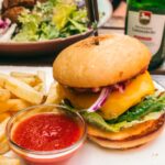 En vegansk burger med smeltet