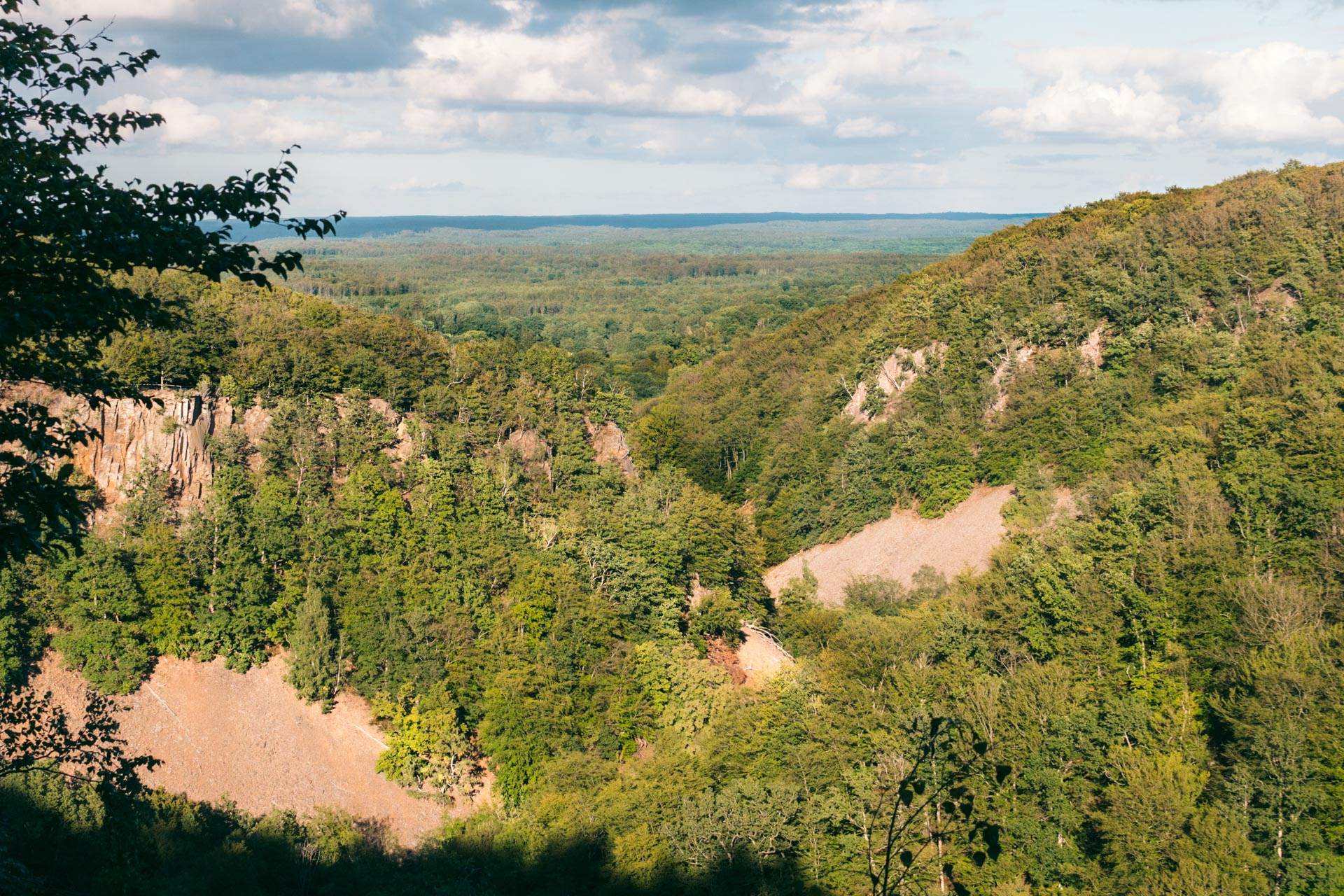 På vandretur i Söderåsen Nationalpark i Skåne, Sverige
