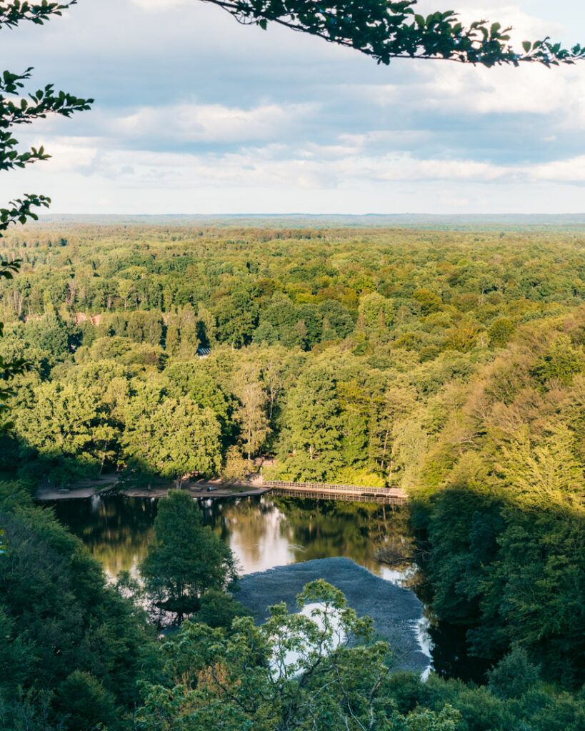 På vandretur i Söderåsen Nationalpark i Skåne, Sverige – Nordombord