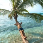 Alex på en palme der nyder den minimalistiske livsstil