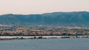Poetto set fra Capo Sant'Elia med lagunen og byen i baggrunden