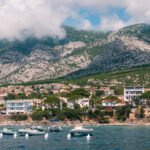 Husene i Cala Gonone strækker sig op af klippesiden