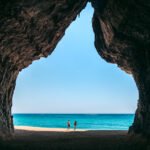 Cala Luna grotte indefra