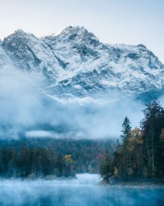 Zugspitze set fra søen Eibsee