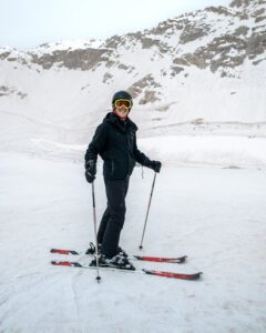 Alex står på ski på Zugspitze