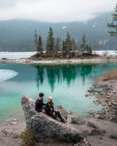 A og V ved Eibsee nær Garmisch-Partenkirchen