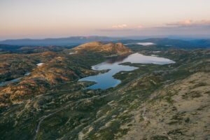 Droneudsigt omkring Gaustatoppen