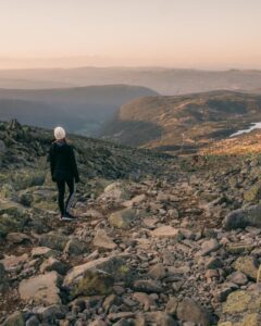 Victoria på vej ned ad Gaustatoppen ved solnedgang