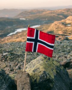 Norsk flag på vandreruten til Gaustatoppen