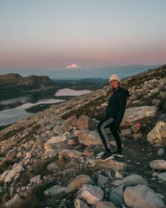 Victoria på vej ned fra Gaustatoppen ved solnedgang