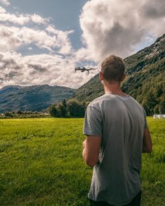 Alex flyver dronen i Røldal i Norge