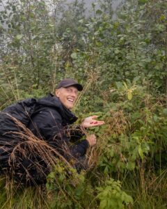 Alex plukker bær i Norge