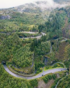 Vejen fra Vøringsfossen til Eidfjord i Norge