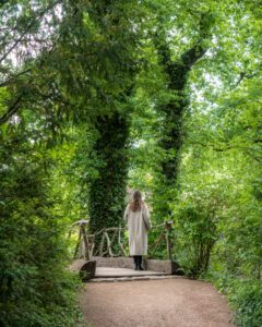 Victoria i parken ved bro