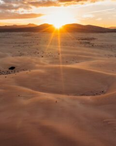 Solnedgang i Corralejo-ørkenen på Fuerteventura