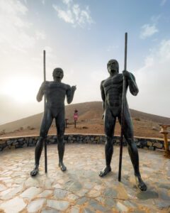 Udsigtspunkt med statuer på Fuerteventura