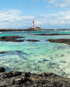 Faro del Toston bag de blå laguner i Caleta del Marrajo
