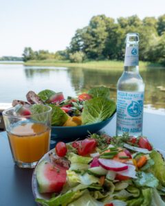 En sund, farverig frokost med god udsigt