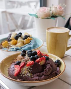 Farverige smoothie bowls og latte med havremælk hos Ginger Hälsobar