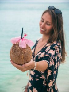 Victoria med kokosnød på Cookøerne